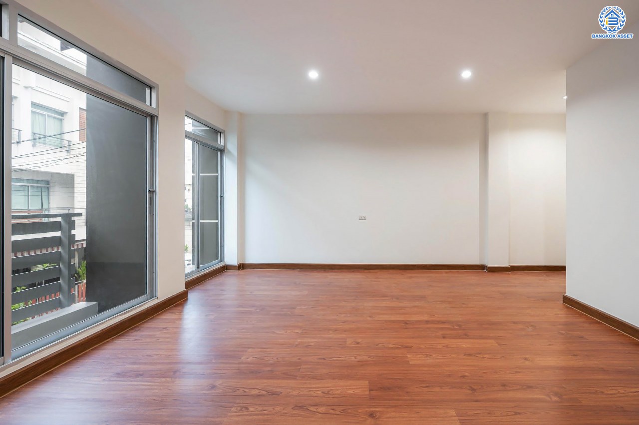 บ้านมือสองตกแต่งใหม่ โครงการ บ้านกลางเมือง มอนติคาร์โล-รัชวิภา เนื้อที่กว้าง 21.3 ตร.ว. ฟังก์ชัน 3 ห้องนอน 3 ห้องน้ำ 1 ห้องอเนกประสงค์ จอกรถได้ 2 คัน พร้อมอยู่ทันที บนทำเลเยี่ยม เชื่อมต่อถนนวิภาวดีรังสิต ใกล้รถไฟฟ้าสายสีแดง "สถานีวัดเสมียนนารี" และทางด่วน "ศรีรัช"